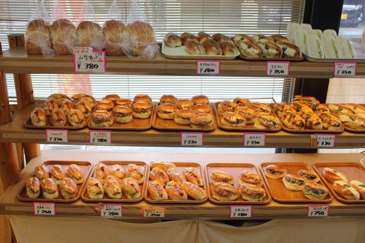調理パンはいろいろな種類がそろう。