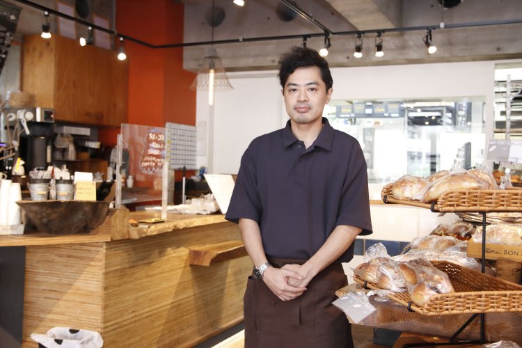 前職はホテルマンという支配人の川端さん。「一日のはじまりを素材にこだわったおいしいパンでどうぞ！」。