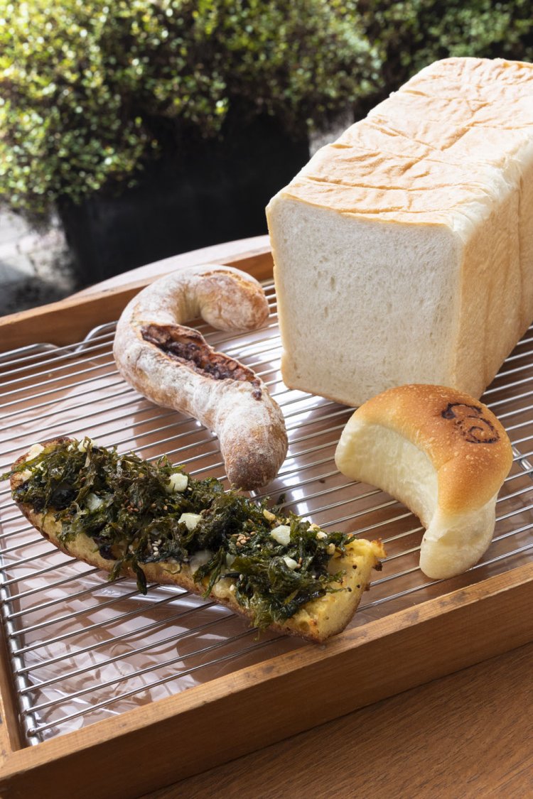 右下の三日月あんパンは「大田のお土産100選」にも。三日月あんぱん151円。天然花酵母食パン一斤378円。あんフランス280円。厳選された4種の高級チーズのりタルティーヌ399円。