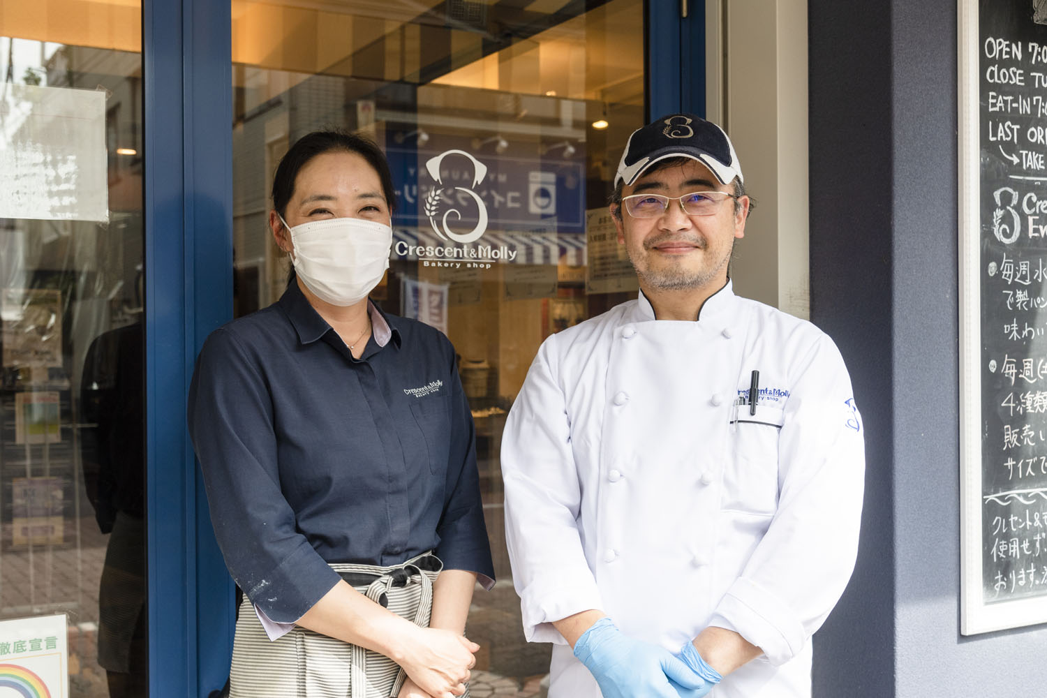 濱さん(右)と奥さんの佳子さん。「元和菓子職人の伯父が毎日店で炊く本格的な餡の味も自慢の一つです！」。