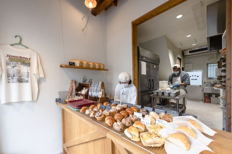 いつ来てもパンが並んでいるよう、毎日何度もパンを焼く。朝しか焼かないパンなどは、取り置きにも対応。