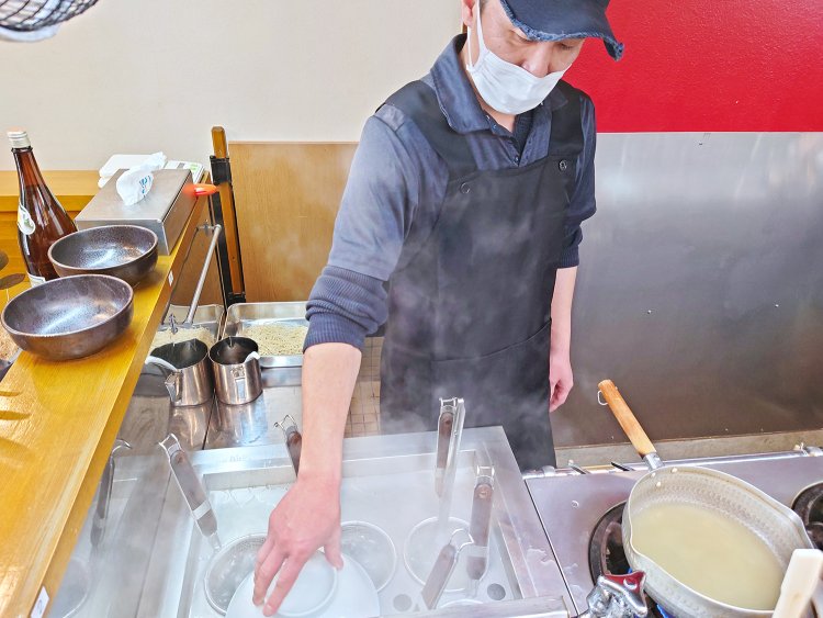 地鶏のスープを小鍋で温めながら、茹で麺機で丼を温める。丁寧な仕事は、この店を出すまでに12年もの歳月をかけて準備してきた2人の想いの証。