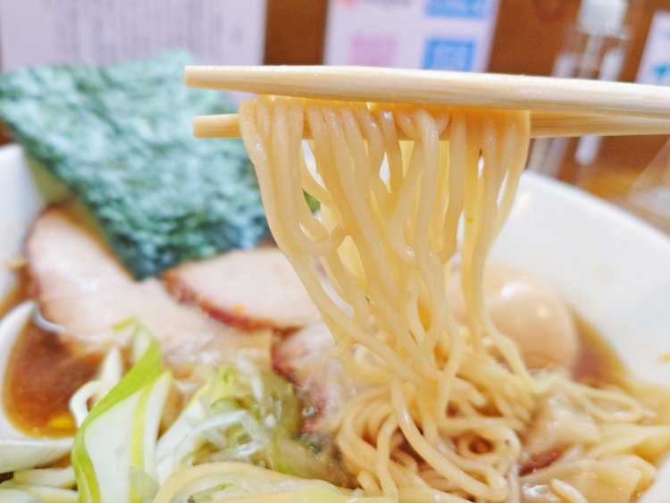 国産小麦で打った、かし和やオリジナルのストレート細麺。しっかりした食感でよい風味が広がる。