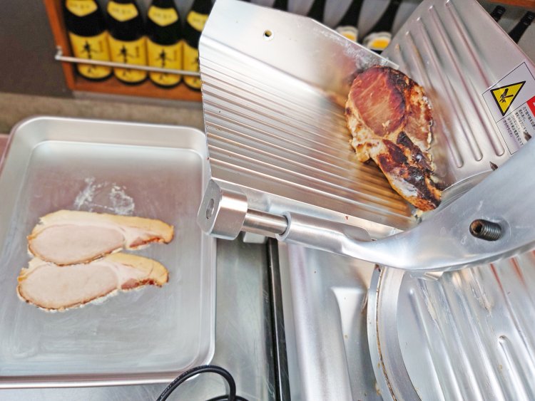 注文毎にスライサーで切り分けて提供するチャーシュー。