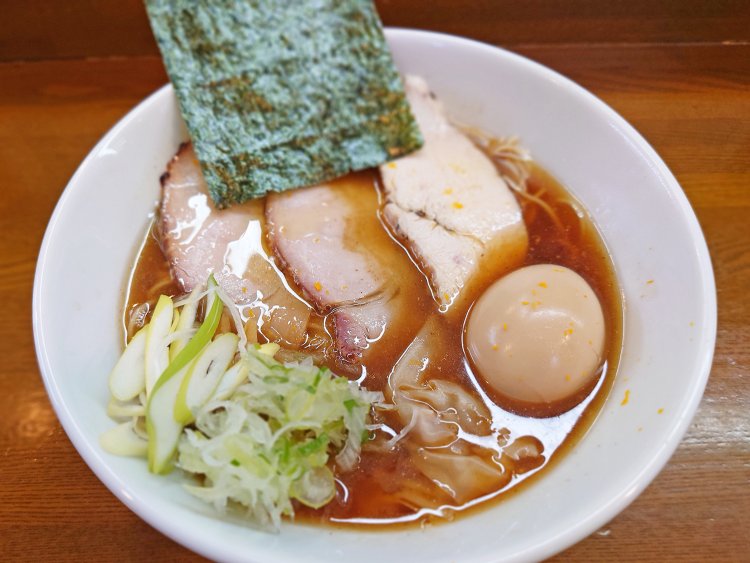魚介の香味油を加えた和テイストの特製かし和や蕎麦1200円。