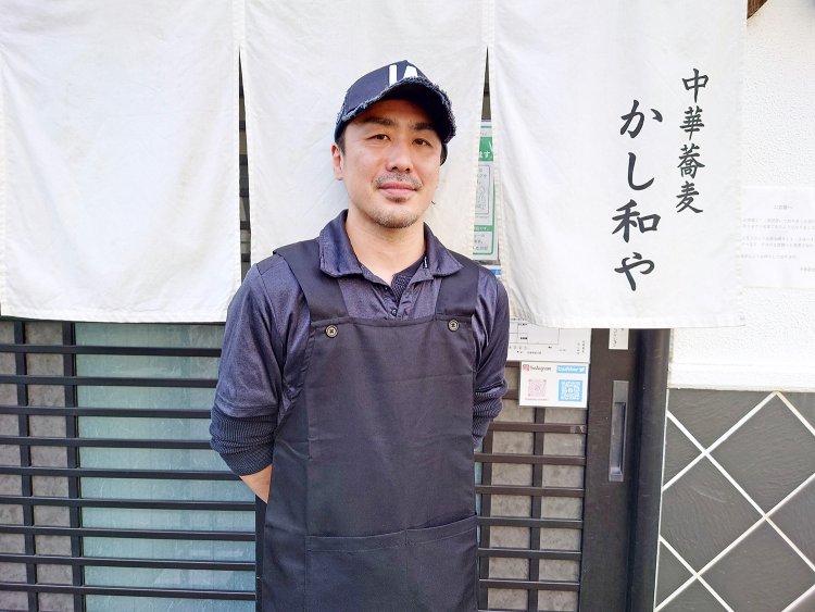 店長の山崎勝弘さん。現在、オープンしてから初めての夏を迎える前に、夏メニューに向けて試作中。
