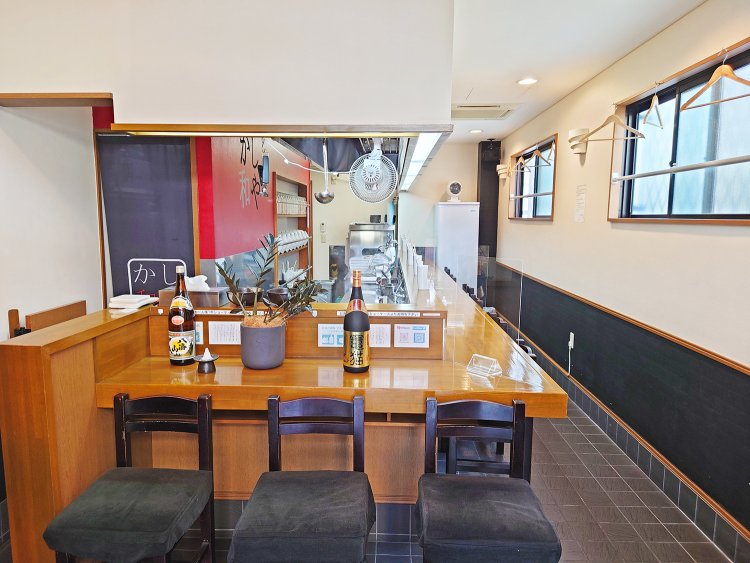 カウンター6席。手前3席は中待ち席と、満席でも座って待てるうれしい配慮。