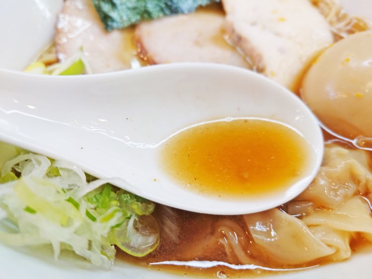 香味油にとけこんだ煮干や節の味が重なり、鶏の旨味を引き上げる。