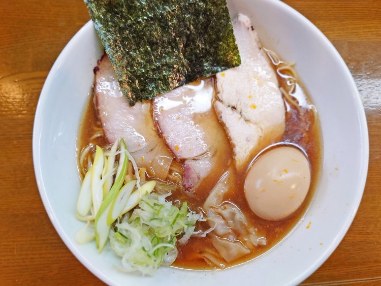 特製かし和や蕎麦1200円。具は豚焼2枚、鶏焼、雲呑2枚、煮玉子、焼海苔、千住葱、メンマ。