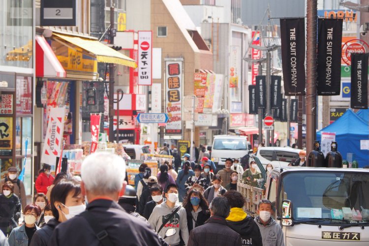 駅前は平日でもこのにぎわい。