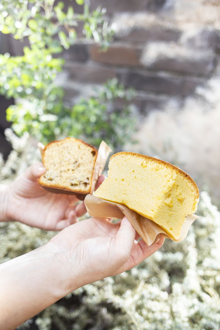 テイクアウトの台湾カステラは6分の1カット230円～（写真右）。バナナパウンド230円など、焼き菓子のラインナップは日替わり。