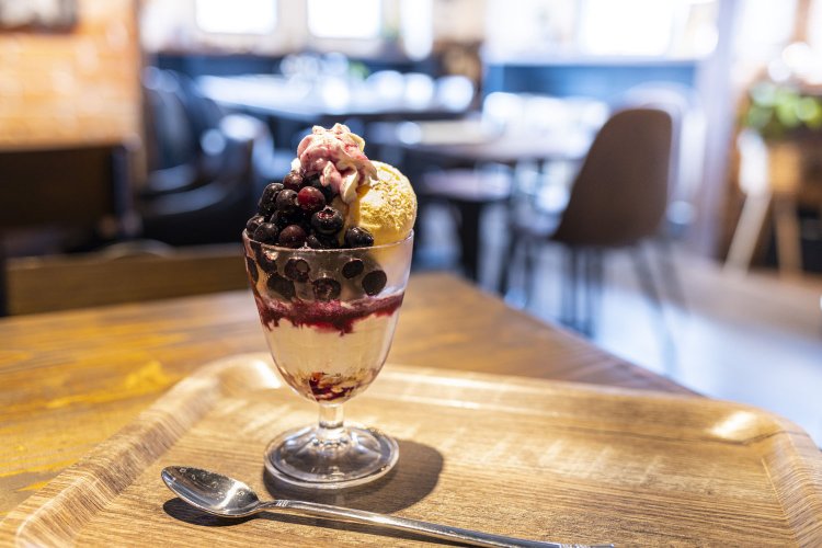 イートインですが、こちらもぜひ！　ブルーベリーパルフェ600円。ブルーベリーが山盛りで、食べ応えと美しさを兼ね備えている。キレのいい甘さのアイスとヨーグルトで後味さっぱり。