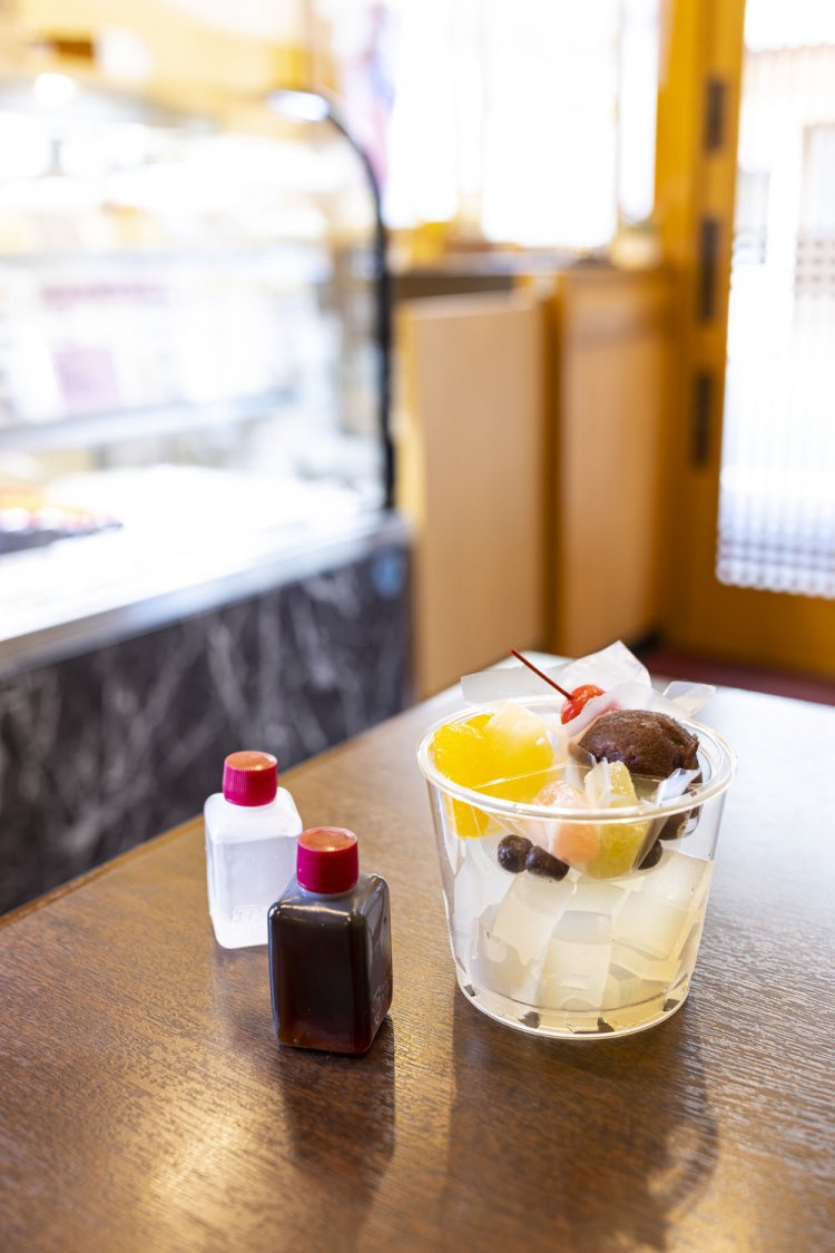 宝暦2年（1752）創業。現店主の浅野正裕さんは12代目。テイクアウトのあんみつ390円。蜜は、黒蜜か白蜜かどちらか一つ選べる。