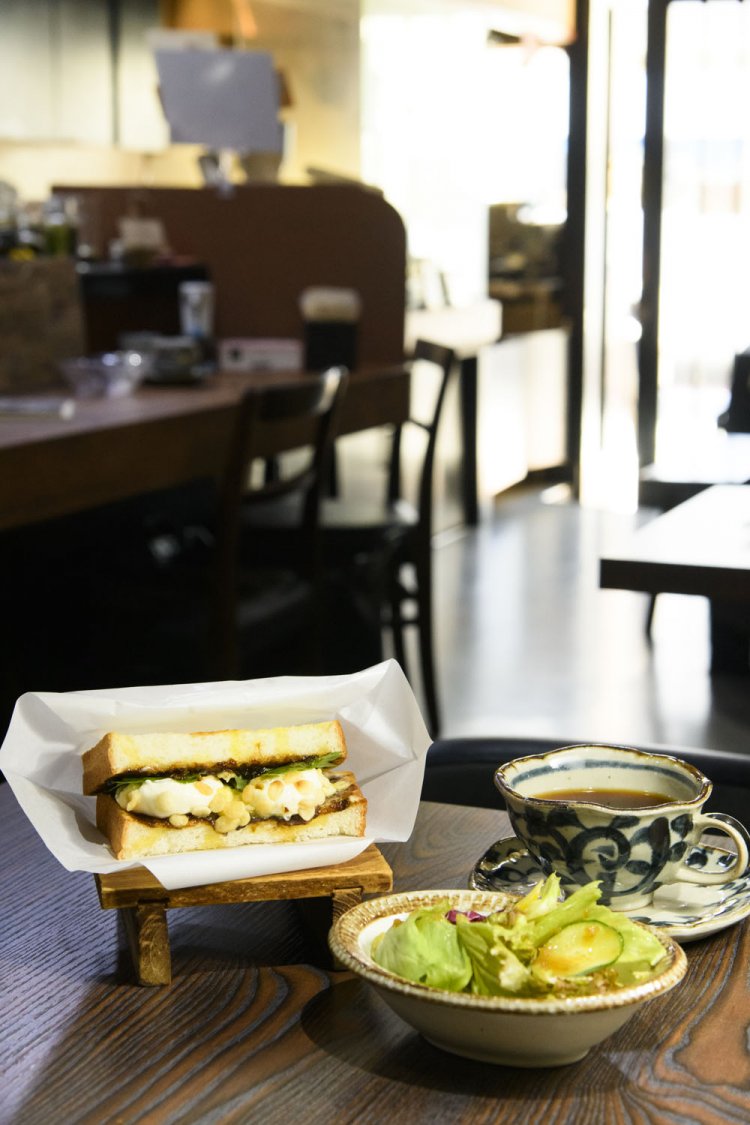 おすすめタイムはモーニング。プレミアムモーニング880円は4種あり。写真は、元祖の次に美味（おい）しいのりバターサンドと日替わりコーヒー。