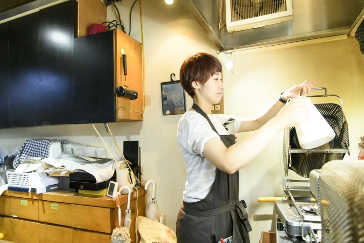 焙煎豆の注文ごとにロースター稼働。