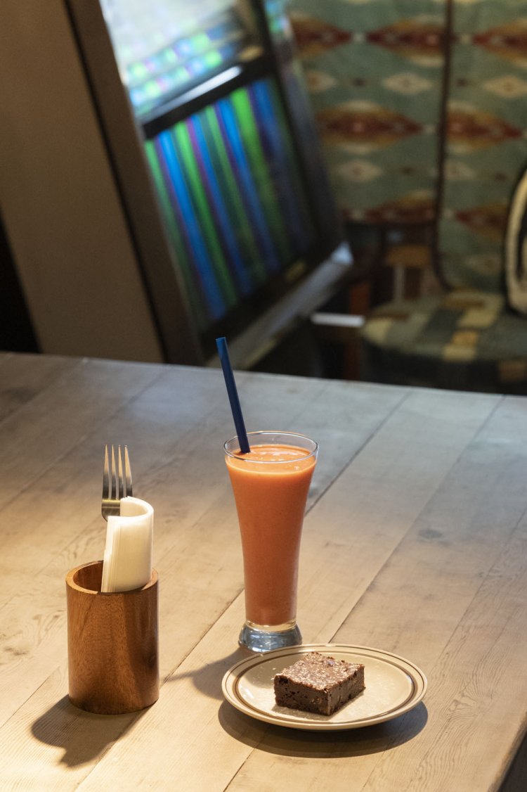 おすすめタイムはおやつ。ブラウニー340円。トロピカルスムージー640円は季節で素材が変わり、秋はカボチャが登場。養源寺の敷地で、黒羽さん夫妻が営む。