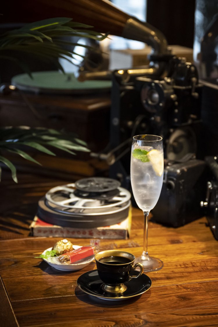 おすすめタイムは夕方・夜。ネルドリップコーヒーはお菓子と後味さっぱりのソーダ付き。