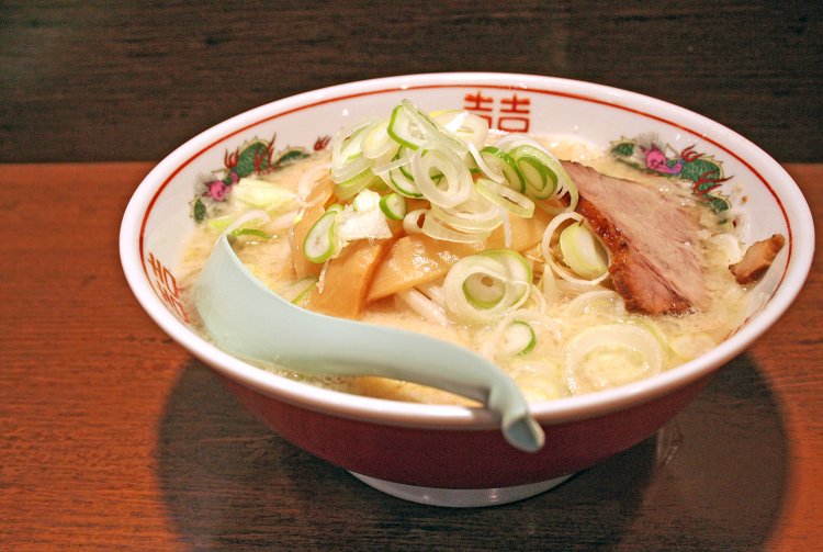 翔竜麺820円。チャーシュー、メンマ、もやし、ネギに、背脂チャッチャ。