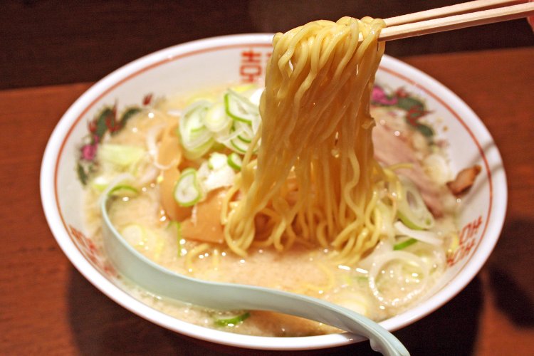 麺は中西食品の中細麺。麺に背脂がほどよく絡む。