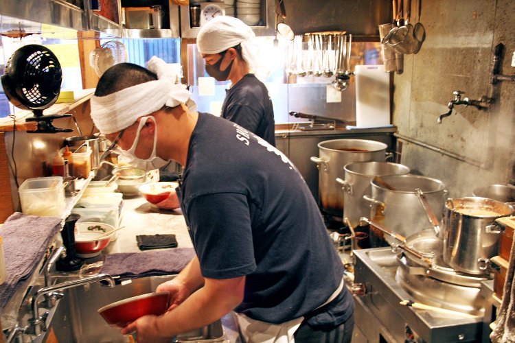 長谷川さんの料理人魂を受け継ぐ若いスタッフたち。