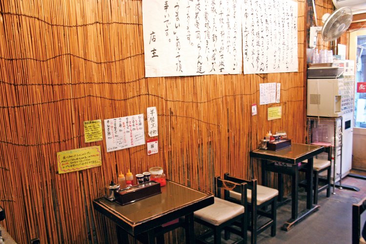 創業から四半世紀。1階席の壁にはお客様への“ごあいさつ”が貼られている。