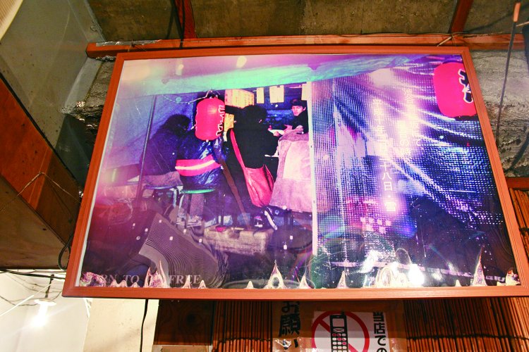 店には屋台時代の長谷川さんの写真が大きなパネルで飾られている。