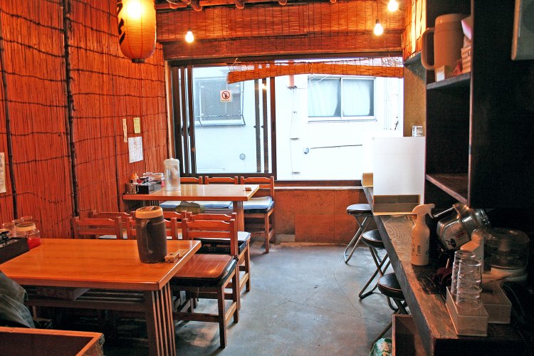 屋台を思わせる提灯と葦簀（よしず）が印象的な2階席。