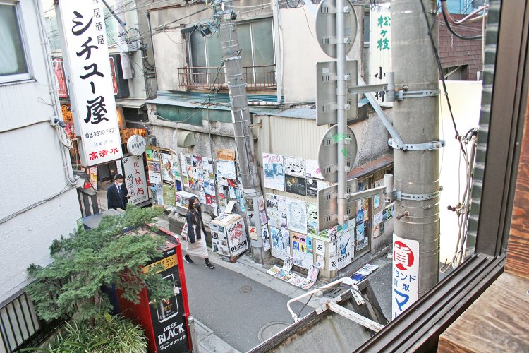 2階席の窓から見えるのは“のみよこ”の中心エリア。