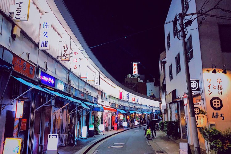 街の昭和を旅する　昭和以来輝き続けて来た“歓楽ビル”のネオンと、盛り場に必要な役割「客引き」