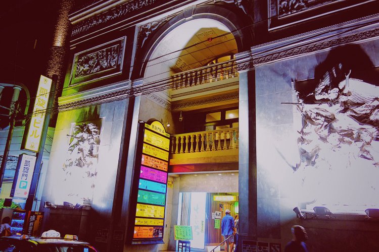 街の昭和を旅する　昭和以来輝き続けて来た“歓楽ビル”のネオンと、盛り場に必要な役割「客引き」