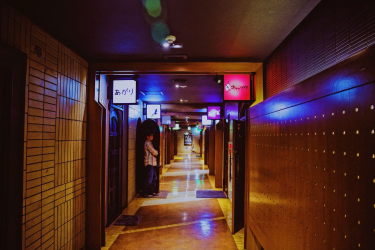 街の昭和を旅する　昭和以来輝き続けて来た“歓楽ビル”のネオンと、盛り場に必要な役割「客引き」