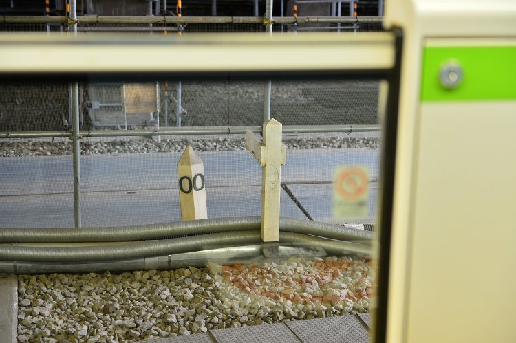 実際の山手線0キロポストは内回りホームにある。山手線は1885年（明治18）に開通した日本鉄道品川線（品川～赤羽間）がルーツで、現在も品川駅が起点となっている。