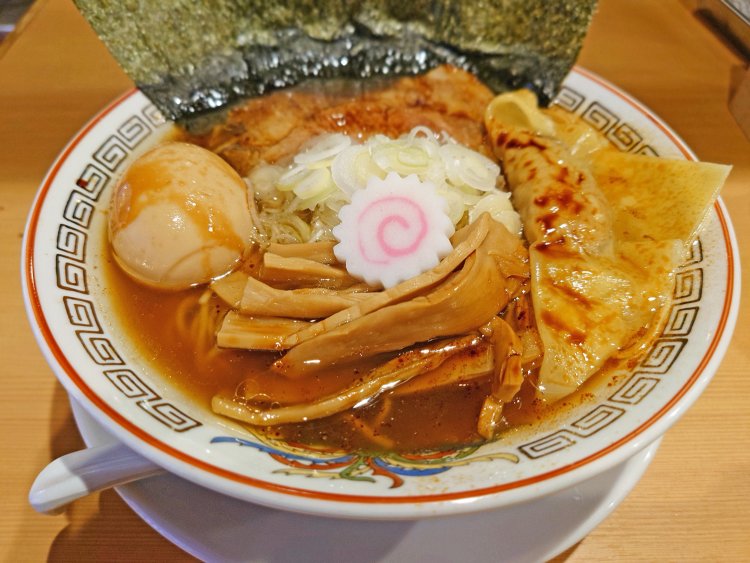 愛知県の傳右衛門たまり醤油を回しかけて提供。