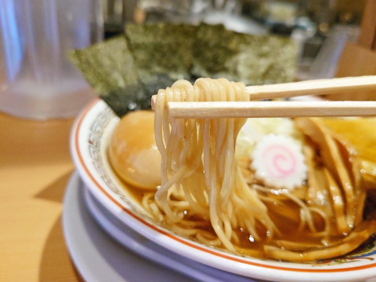 日清製粉の小麦粉・荒武者100％の全粒粉入り細麺。しっかりした食感でよい風味が広がる。