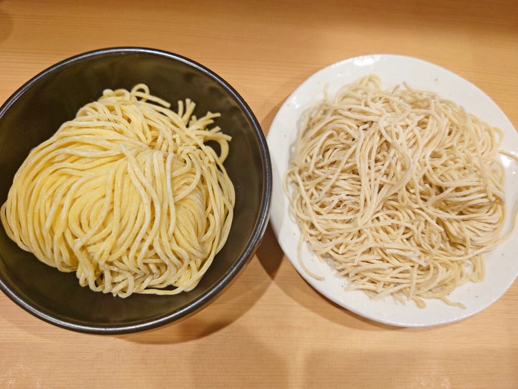 麺は、昔ながらの玉子麺（左）と、荒武者100％の細麺（右）の2種類。