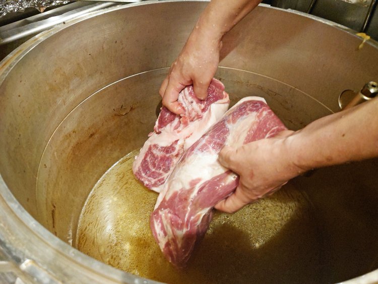 塩麴に漬けたチャーシューを洗い、スープに投入。漬け込みから3日かけて完成する。