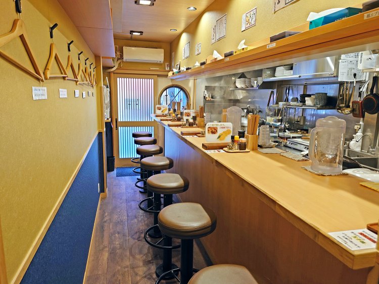 カウンター7席。上の棚にはティッシュと紙エプロンが用意されている。