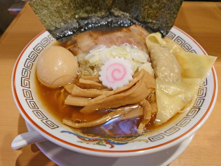 全部のせ中華そば醤油1000円。具はチャーシュー、メンマ、ナルト、ネギ、ワンタン、味玉、海苔3枚。