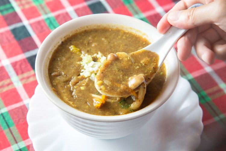 ネパール稗（ひえ）の薬膳スープ1320円。野菜や豆たっぷりで、やさしい風味。