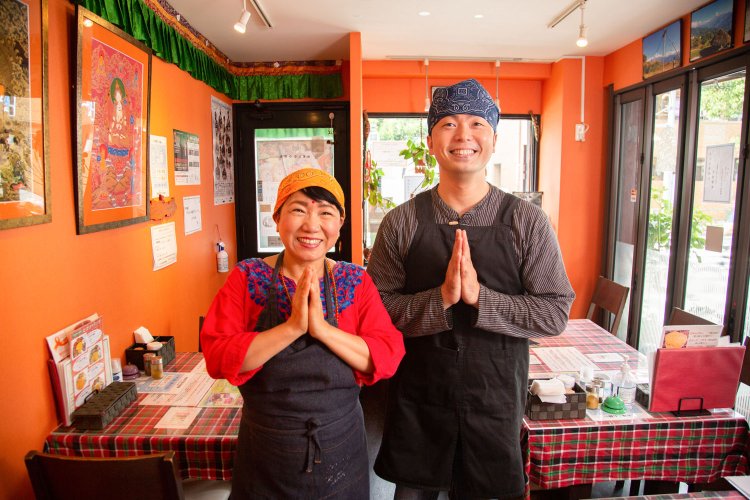 ヘマさんと接客担当の増澤博昭さん。にっこり「ナマステ～」。
