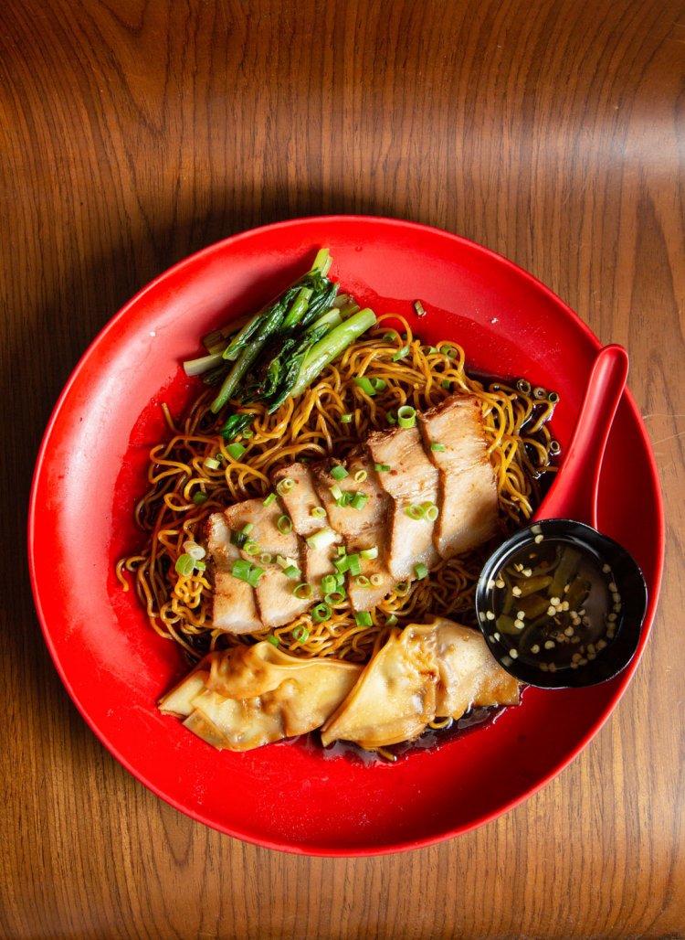 チャーシューワンタンミー800円は、平日昼は小ライス・スープが付く。