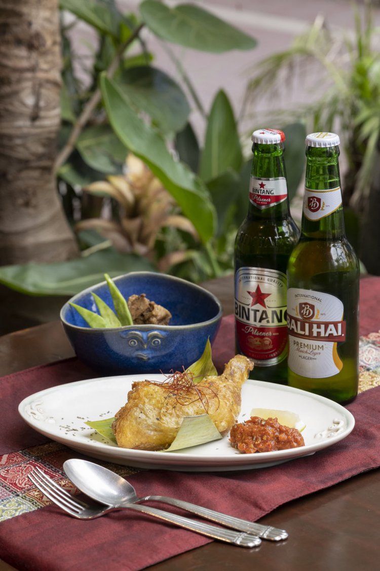 手前から、バリ島フライドチキンのアヤムゴレン680円、ルンダン880円。ボトルビールのビンタン680円。