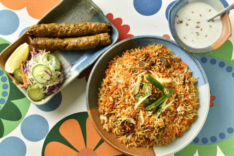 マトンビリヤニ800円とシークケバブ600円。ビリヤニはヨーグルトで味変も◎。