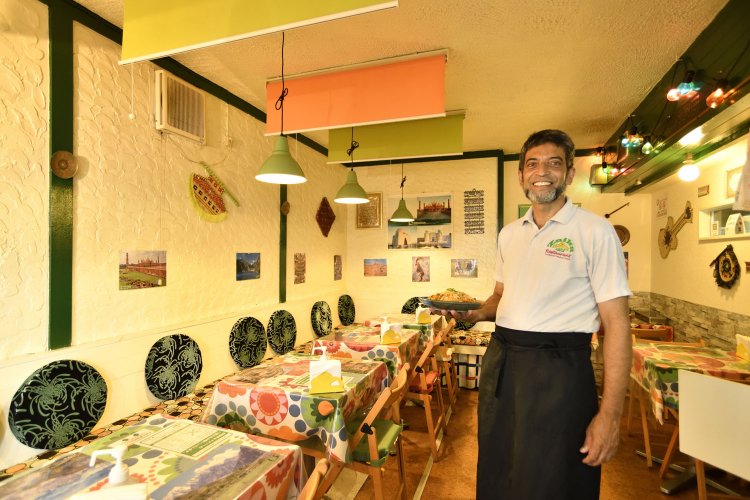 ナイムさん。クロスや椅子に柄物を使い、パキスタンの風情を再現。