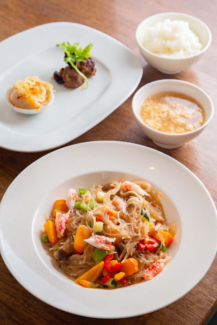 日替わりランチ1700円（写真の主菜は春雨）。ご飯、スープ、前菜2種、小鉢2品（3品は＋250円）、仙草ゼリー、ジャスミン茶付き。