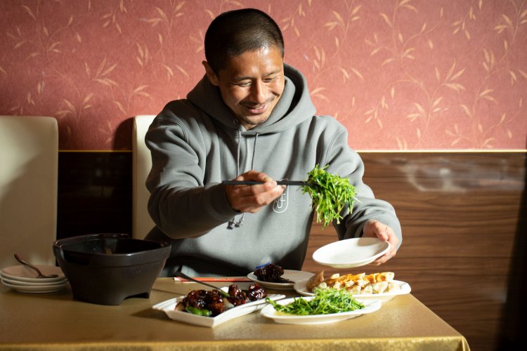 坪井慶介、浦和の街を歩く