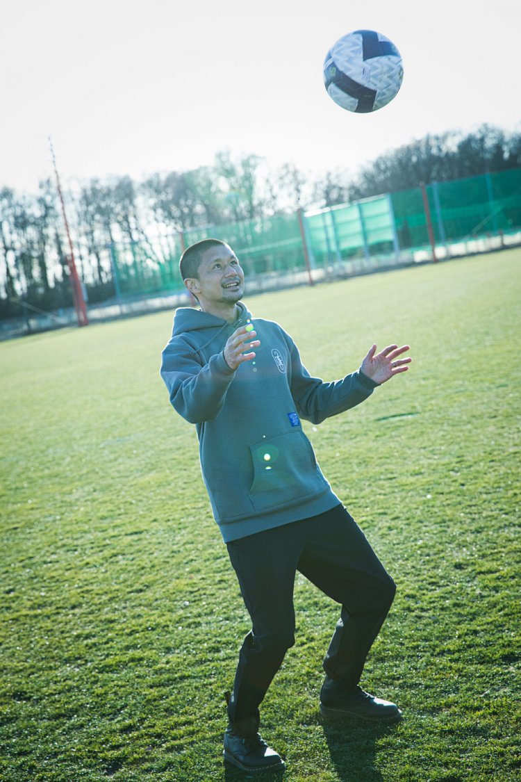 浦和レッズが創設した総合スポーツクラブ『レッズランド』にて。坪井さんは現在もサッカー教室などで頻繁にボールを触るそう。