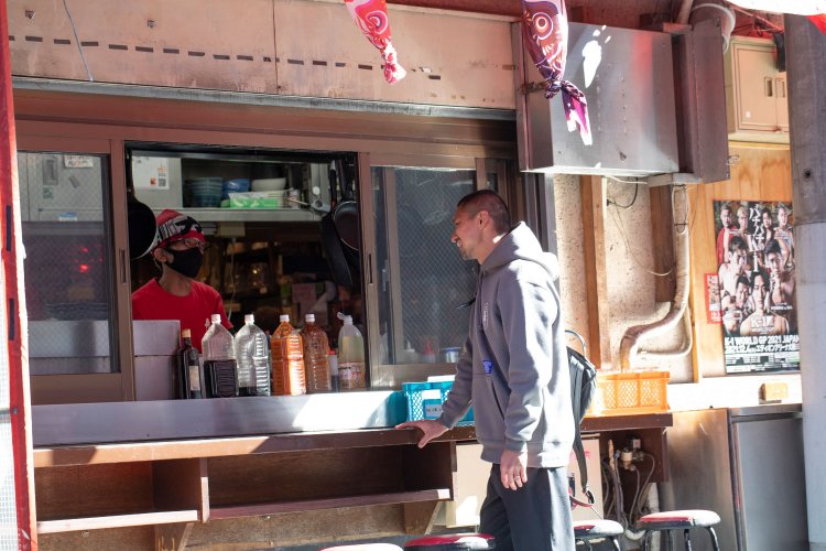 坪井慶介、浦和の街を歩く