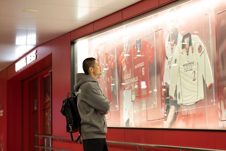 坪井慶介、浦和の街を歩く