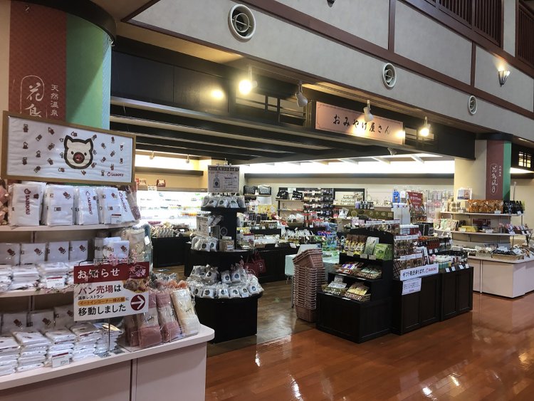 売り場にはハムやソーセージの他、温泉や豚グッスが豊富に揃う。